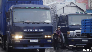 丹東邊境口岸上等待通關的卡車