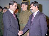 Saddam Hüseyin oğlu Kusay ile birlikte 