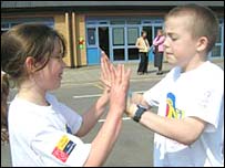 抱怨电子游戏使孩子们变得野蛮粗鲁 北英格兰林肯市圣约翰小学禁止课间游戏活动