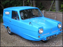 A blue Reliant Robin car