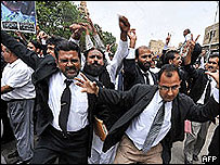 Advogados comemoram renúncia em Karachi