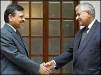 شيل کانت شارما (چپ) و طارق عثمان حيدر نمايندگان هند و پاکستان