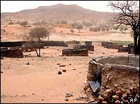 Zničená vesnice v Dárfúru