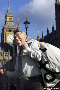 戴着布莱尔面具的学生抗议者