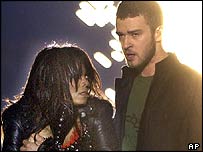 Jackson tapa o seio após Timberlake arrancar parte de seu top