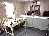 Sala preparada para julgamento em Guantánamo