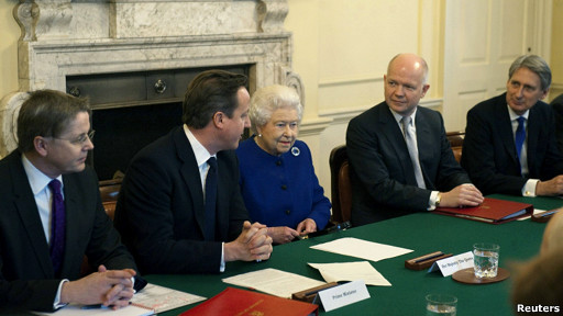 女王坐在首相卡梅倫和外相黑格中間