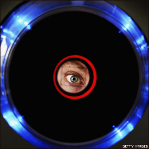 Un ojo a través de un escáner de iris