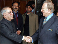 प्रणव मुखर्जी और ख़ुर्शीद महमूद कसूरी 