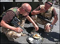 Soldados britânicos comem no Iraque