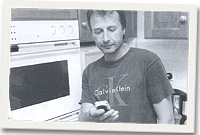 Rhiant yn derbyn neges testun