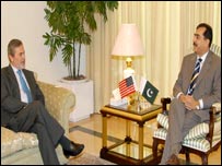 امریکہ کے نائب وزیر خارجہ رچرڈ باؤچر وزیر اعظم گیلانی کے ساتھ