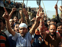 کشمیر میں استاد کی ہلاکت کے خلاف مظاہرہ