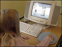 Criança usa computador