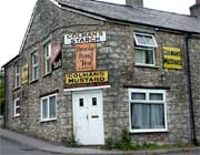 Siop oedd yr adeilad hwn ar gornel Y Sgwâr yn y Castell Newydd ers talwm