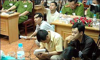 Nguyễn Việt Chiến trong cuộc họp báo của công an, hình từ kinhtenongthon.com