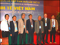 Các học giả tại tiểu ban kinh tế chụp ảnh lưu niệm