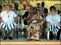 O presidente Lula com o rei Nii Azumah 5º, da comunidade Tabom de Gana, e o chanceler Celso Amorim