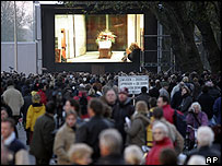 Van Gogh'un cenaze törenini dev ekranlardan izleyen halk