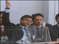 фінансовий директор Mittal Steel Судхир Махешварі піднімає руку, погоджуючись з остаточною ціною Криворіжсталі