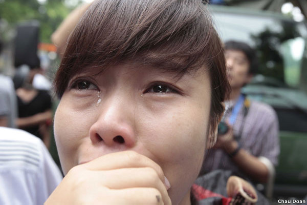 Một phụ nữ khóc khi chứng kiến cảnh những người biểu tình bị bắt hôm 21/8