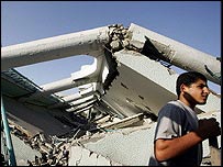 İsrail'in haftasonu vurduğu okulun enkazı