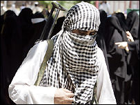 يو اورپکى زده کوونکى د ښځينه زده کوونکو په مخ کې