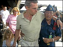 Tayland polisi turistlere yarcımcı oluyor