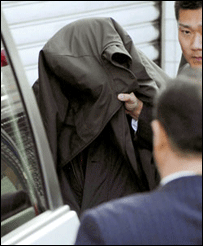 Cơ phó Đặng Xuân Hợp khi bị bắt (ảnh của Kyodo)