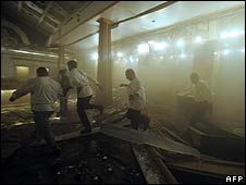 Nhân viên khách sạn chạy tìm chỗ ẩn nấp