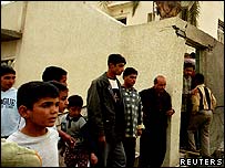 ساکنان منطقه الدوره پس از وقوع حمله ای در روز دهم ماه فوريه