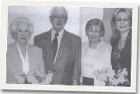 Ceri (gwraig Elwyn), Elwyn, Gwenfyl (merch Elwyn) ac Ilid (cyfarwyddwr cerdd Hogia'r Ddwylan)