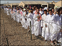 Ebu Gureyb'den serbest bırakılan Iraklı tutsaklar