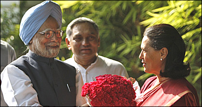 मनमोहन सिंह चुनाव में जीत के बाद सोनिया के साथ