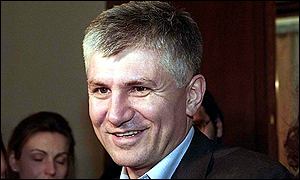 Srbský premiér Zoran Djindjič byl údajně zasažen do břicha a do zad.