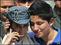 Alan Jara (esq.) se encontra com o filho após ser libertado