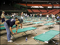 Polní lůžka na stadionu v Houstonu (Texas)
