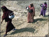 Ženy nesoucí vodu na Srí Lance