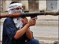 Irak'ta elinde bazuka olan bir isyancı