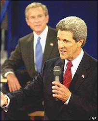 O candidato democrata à presidência, John Kerry e o presidente dos EUA, George W. Bush, no debate em St. Louis