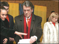 Віктор Ющенко віддає свій голос на виборах до парламенту в березні. Фото з архіву УНІАН