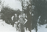 Llun o bobl yn clirio eia yn Narowen yn 1947