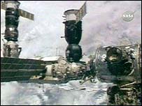 سويوز در کنار ایستگاه بین المللی فضایی پهلو گرفته است