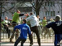 Torcedores poloneses brigam em Wroclaw