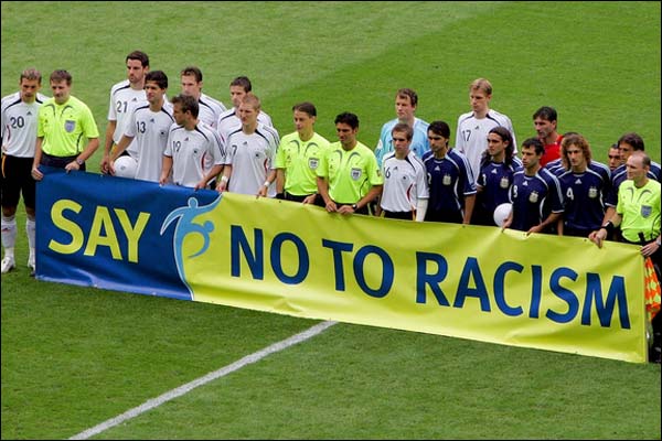 खिलाड़ियों ने मैच शुरू होने से पहले नस्लवाद के ख़िलाफ़ प्रदर्शन किया