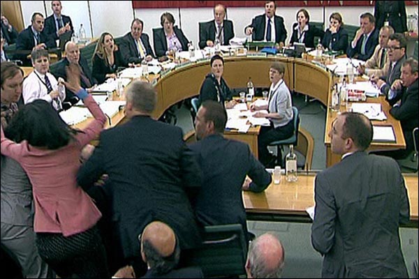 Bà Wendi Deng Murdoch bảo vệ chồng trong Nghị viện Anh