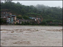 Águas causam estrago em Lao Cai, Vietnã, no sábado, 9/8