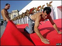 Operários encerraram os últimos preparativos para festival de Veneza