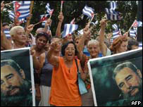 mulheres cubanas em manifestação de apoio a Fidel em Havana