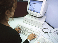 Mulher em frente ao computador